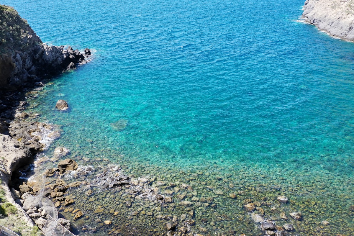 Vista drone su Ischia in primavera — bassa stagione con offerte hotel fino al 40%